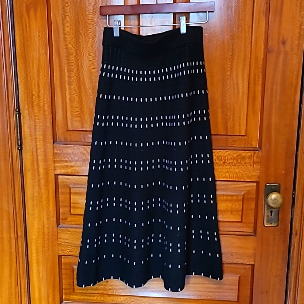 Carre Noir woman’s midi knit skirt